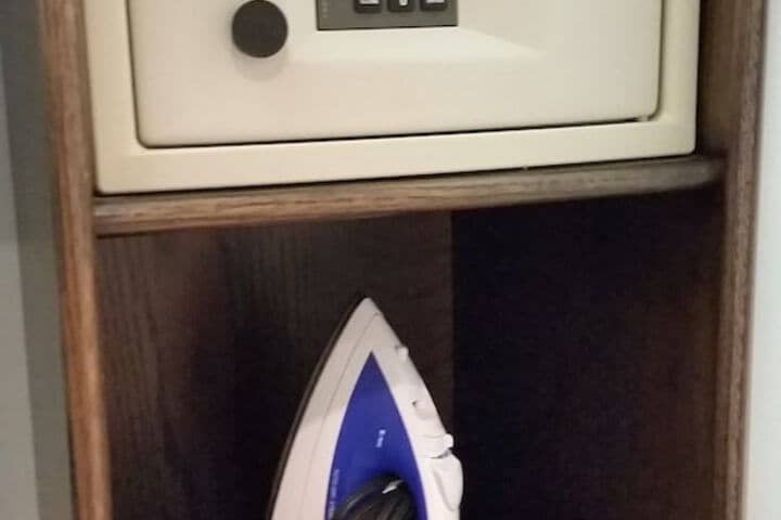 Room 11 of 32